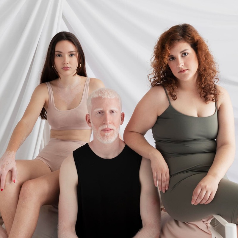 ci sono tre persone: due ragazze e un uomo con tratti diversi tra loro.